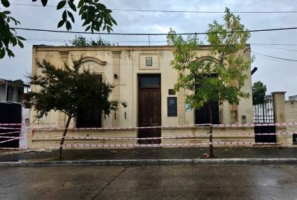 Lo que dejó el temporal: se desprendió parte del techo del Consejo Escolar